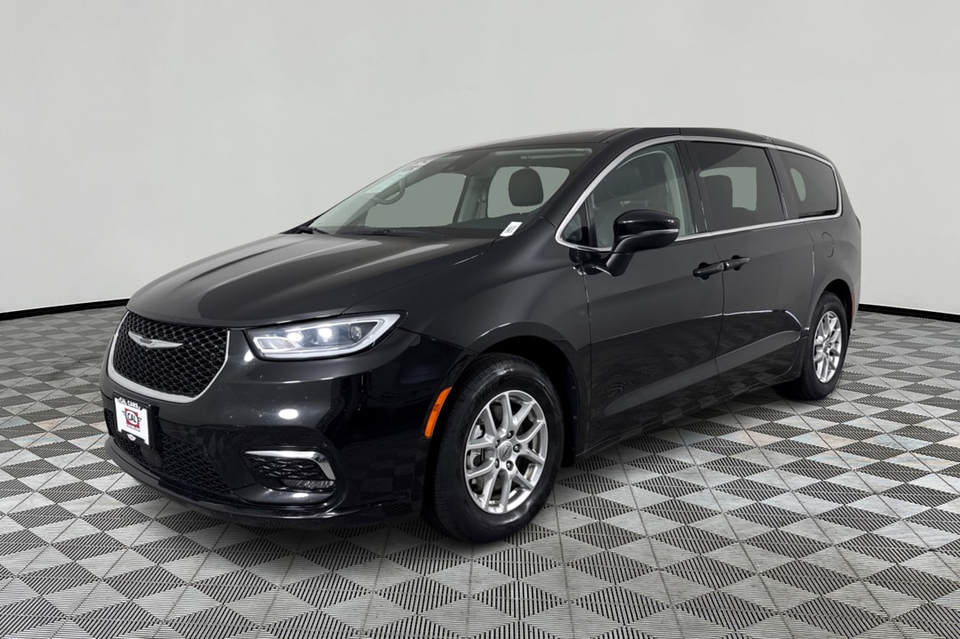 2023 Chrysler Pacifica Touring L's photo
