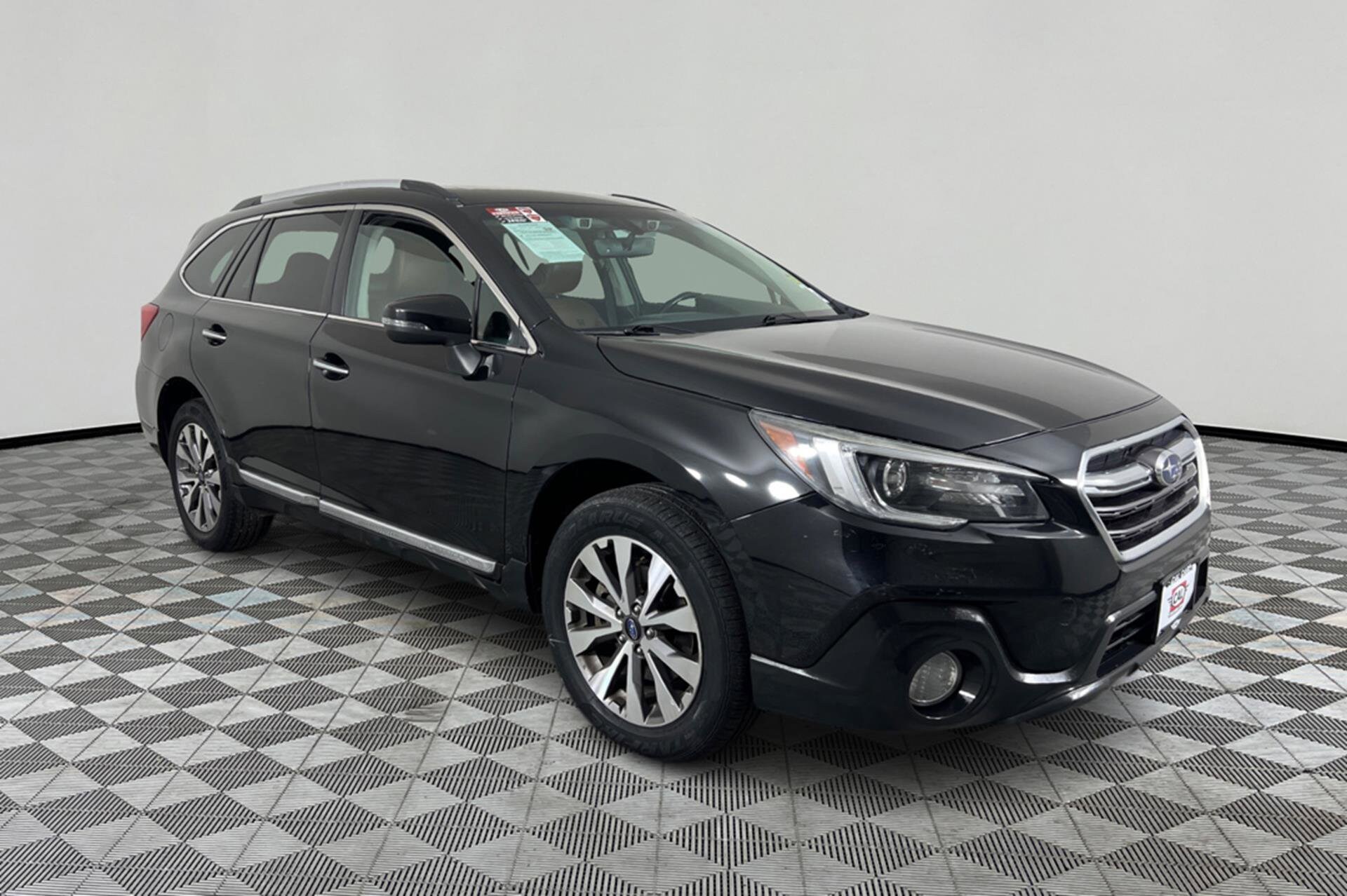 2019 Subaru Outback 3.6R Touring photo 3