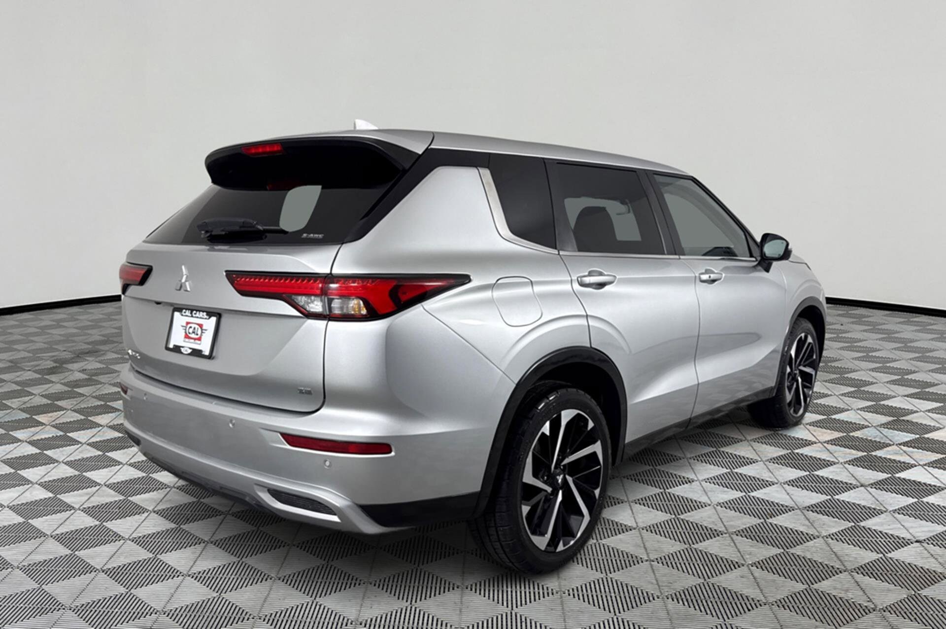 2023 Mitsubishi Outlander SE photo 2