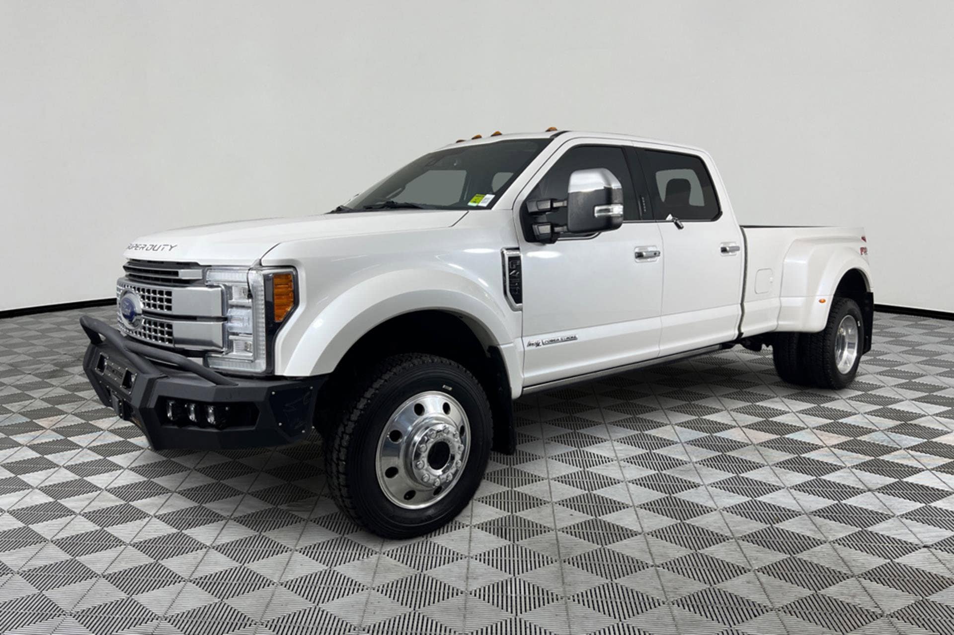 2017 Ford F-450 Super Duty Platinum's photo