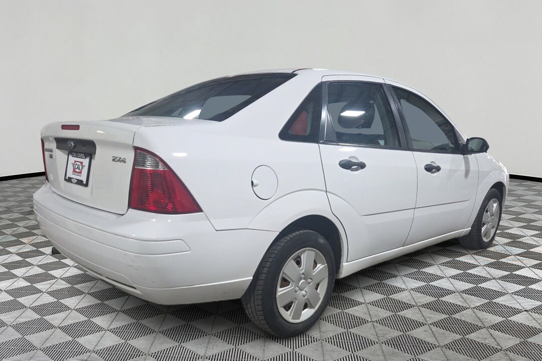 2006 Ford Focus ZX4 photo 3