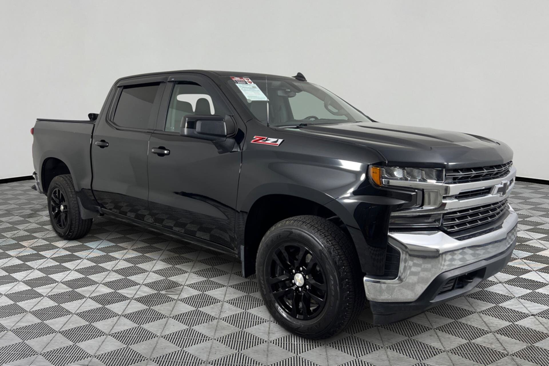 2019 Chevrolet Silverado 1500 LT photo 2