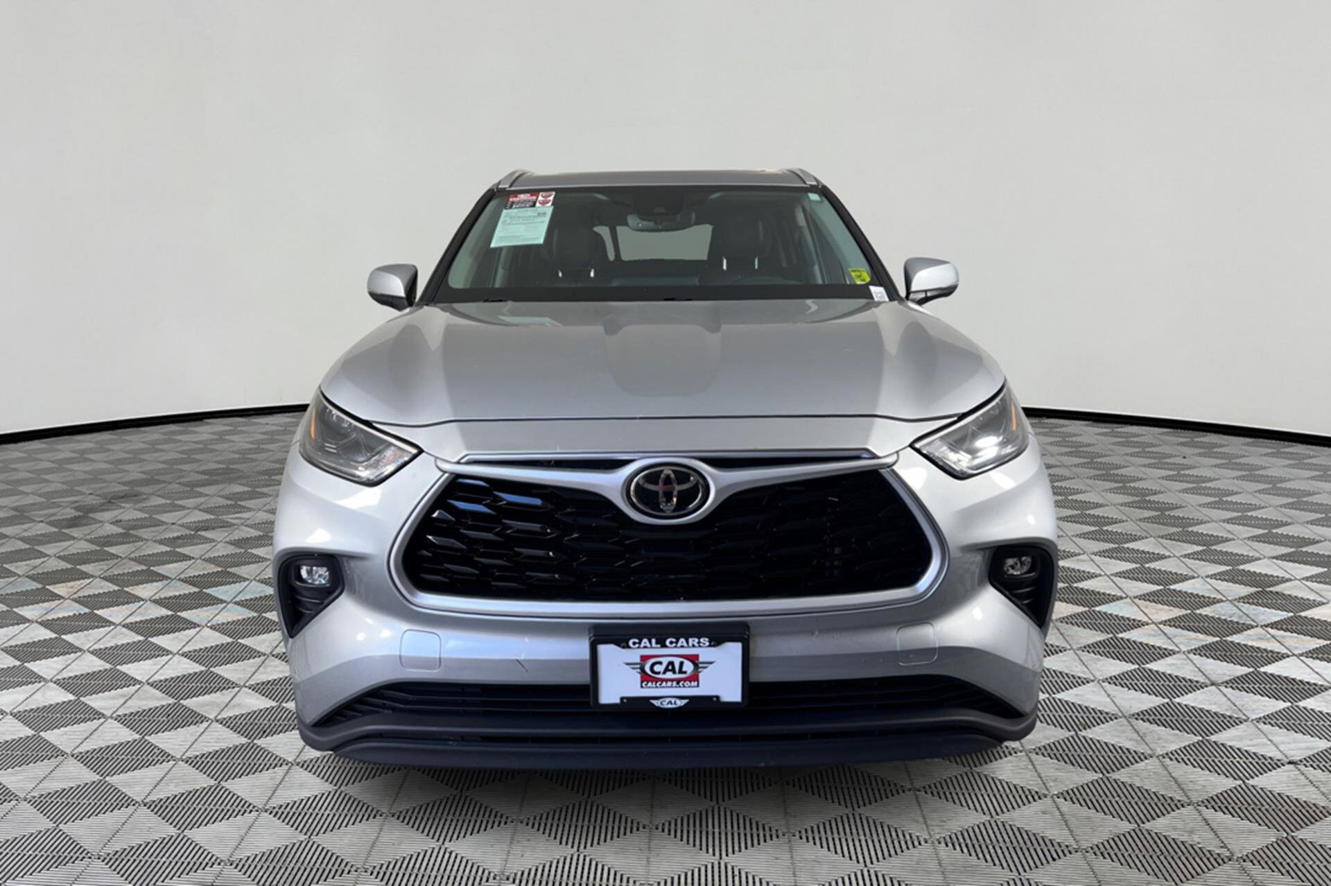 2022 Toyota Highlander XLE photo 2