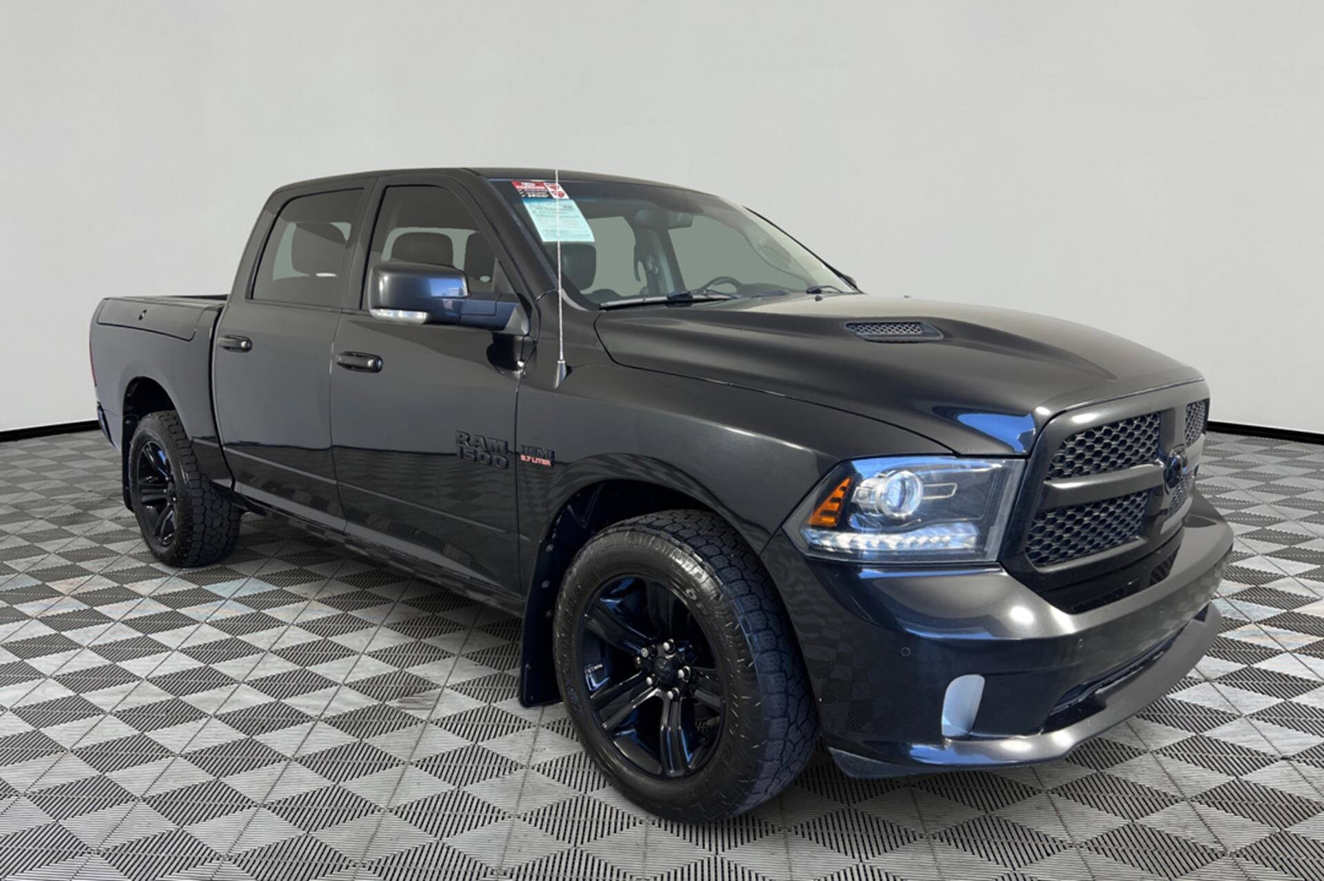 2018 Ram 1500 Sport photo 3