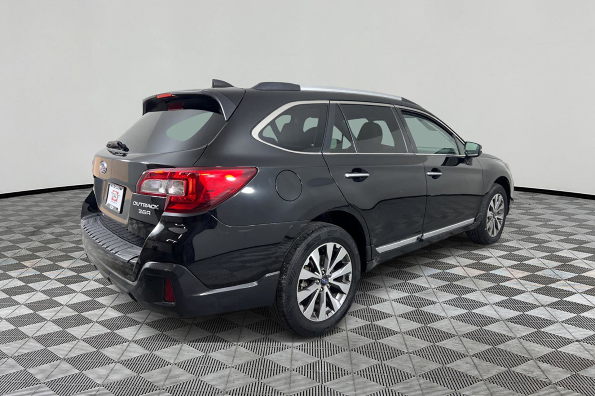 2019 Subaru Outback 3.6R Touring photo 4