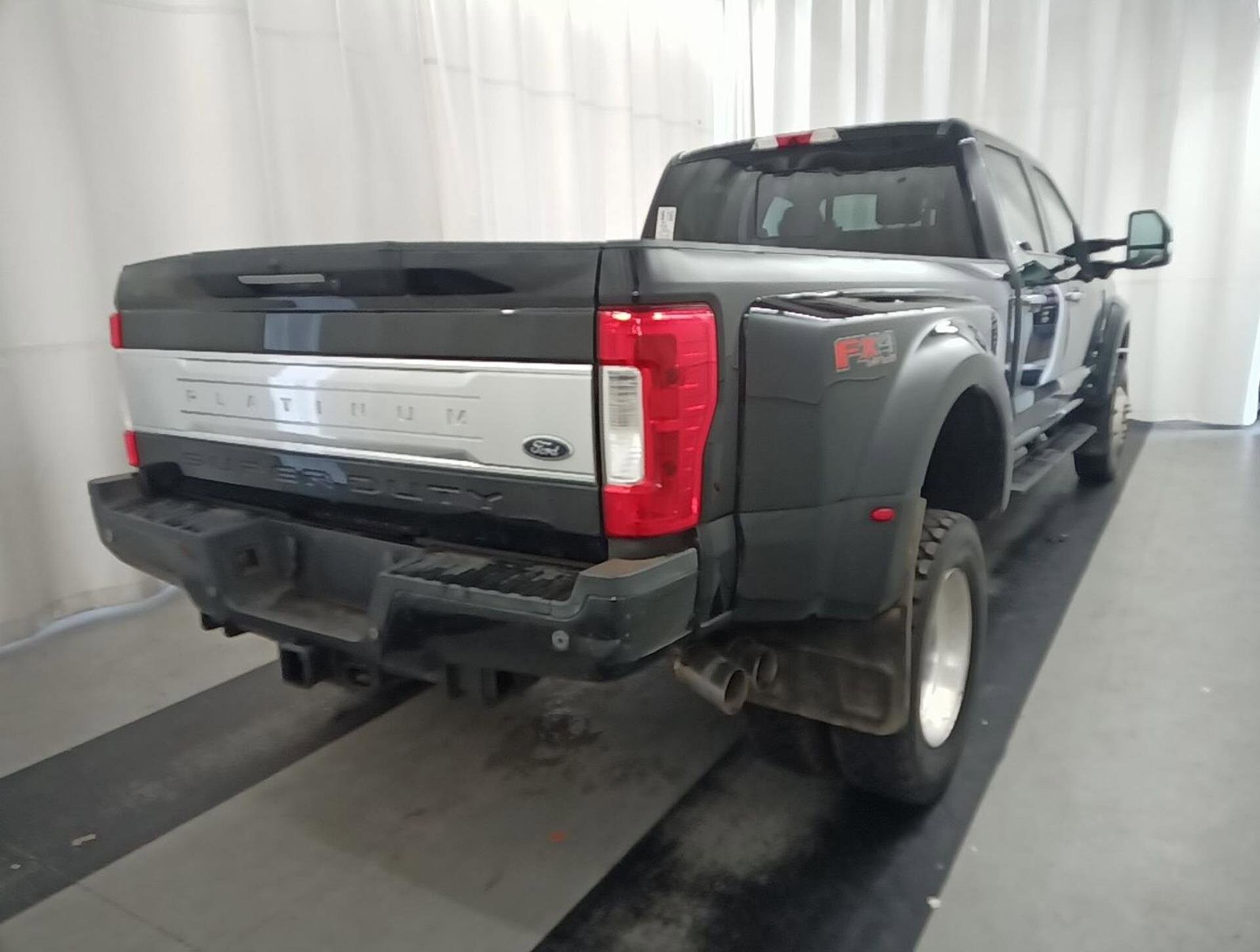 2017 Ford F-450 Platinum photo 3