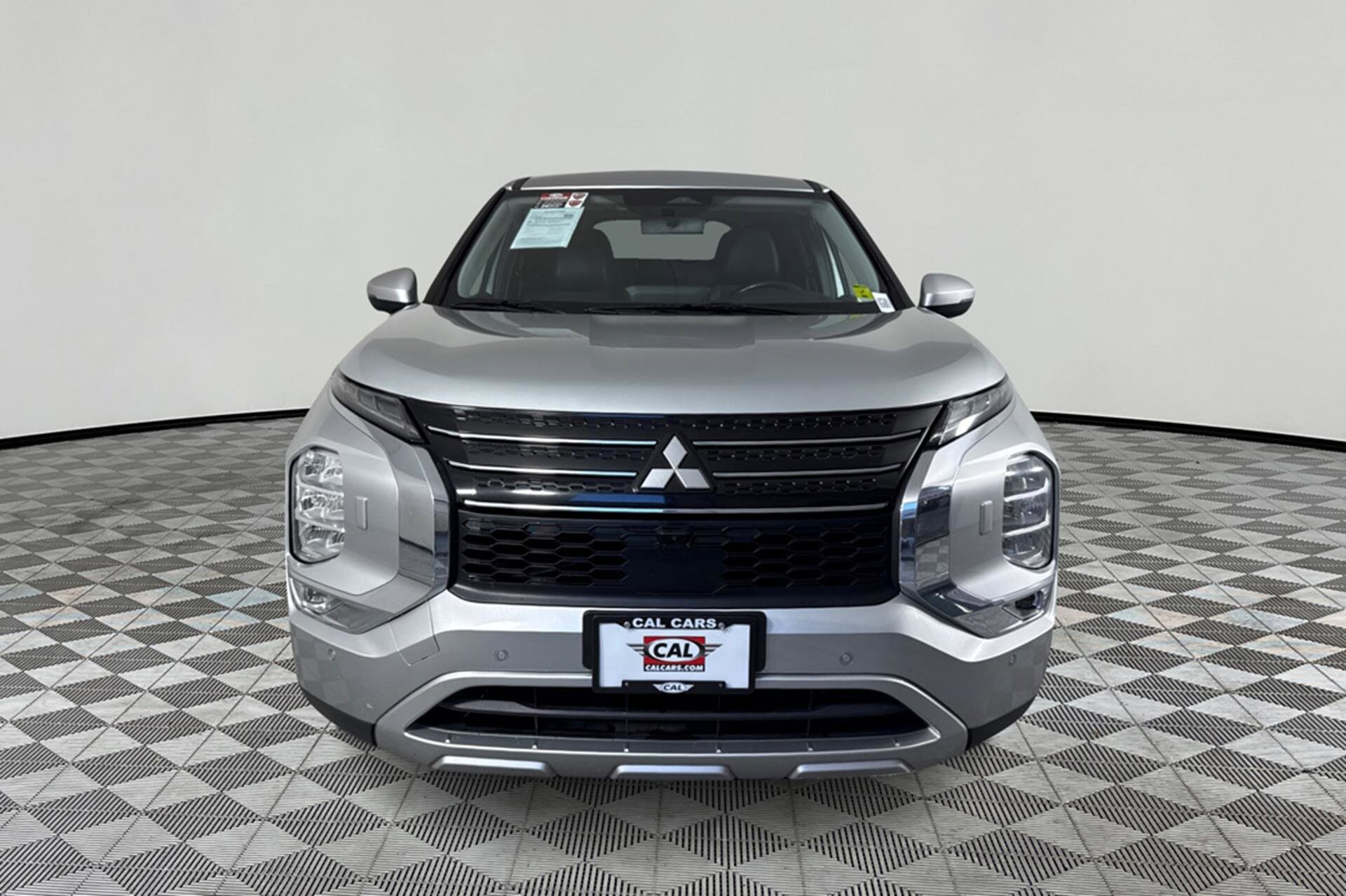 2023 Mitsubishi Outlander SE photo 2