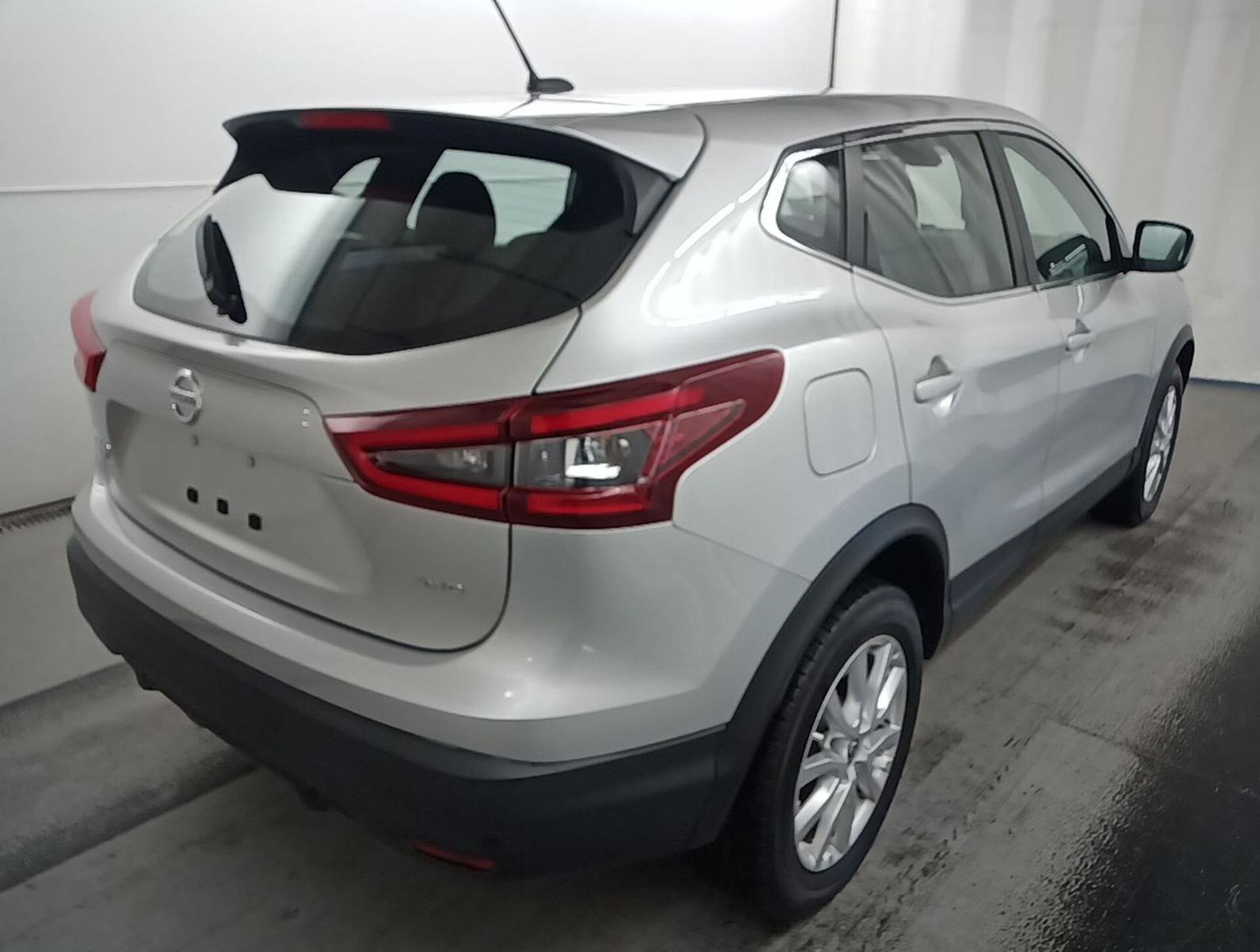 2022 Nissan Rogue Sport S photo 3