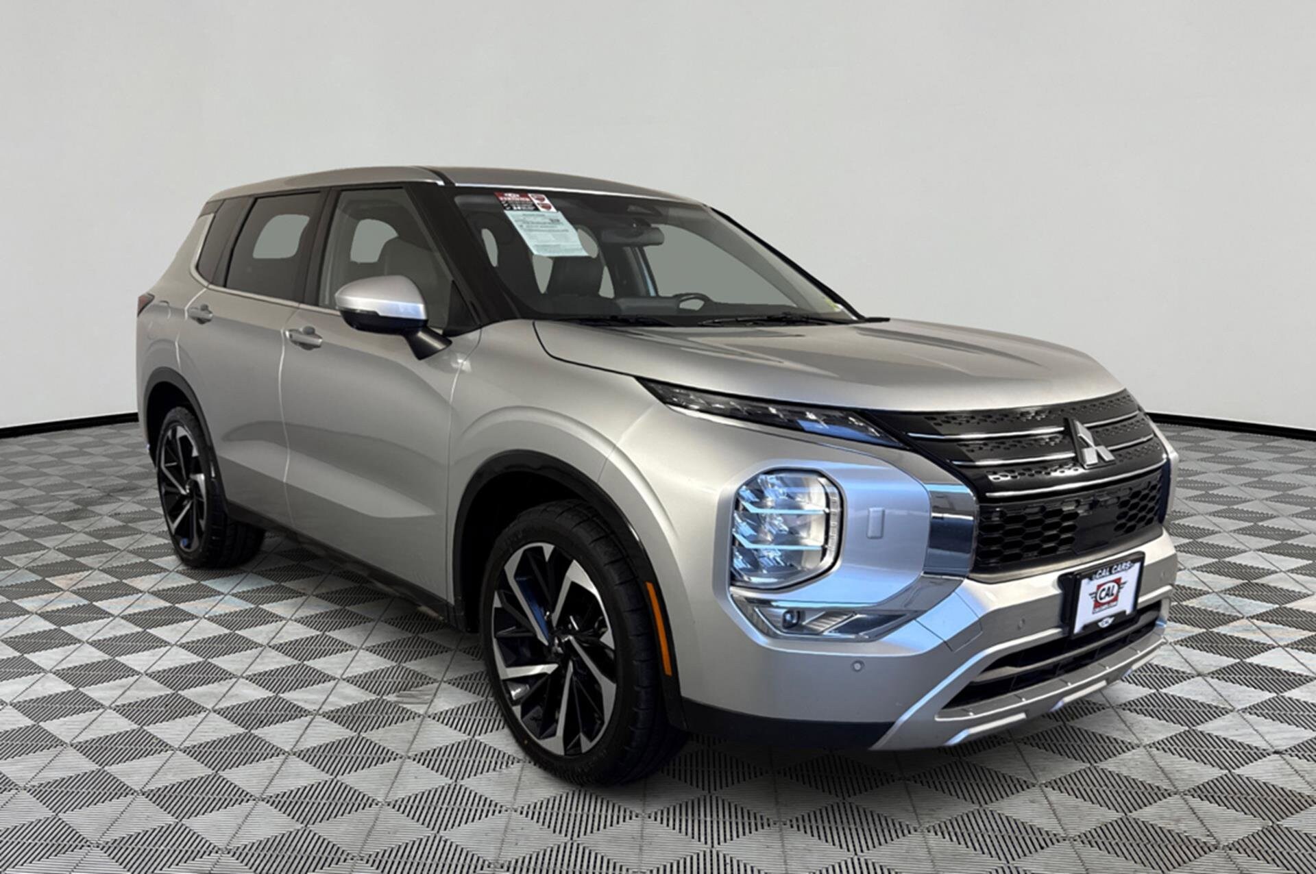 2023 Mitsubishi Outlander SE photo 3