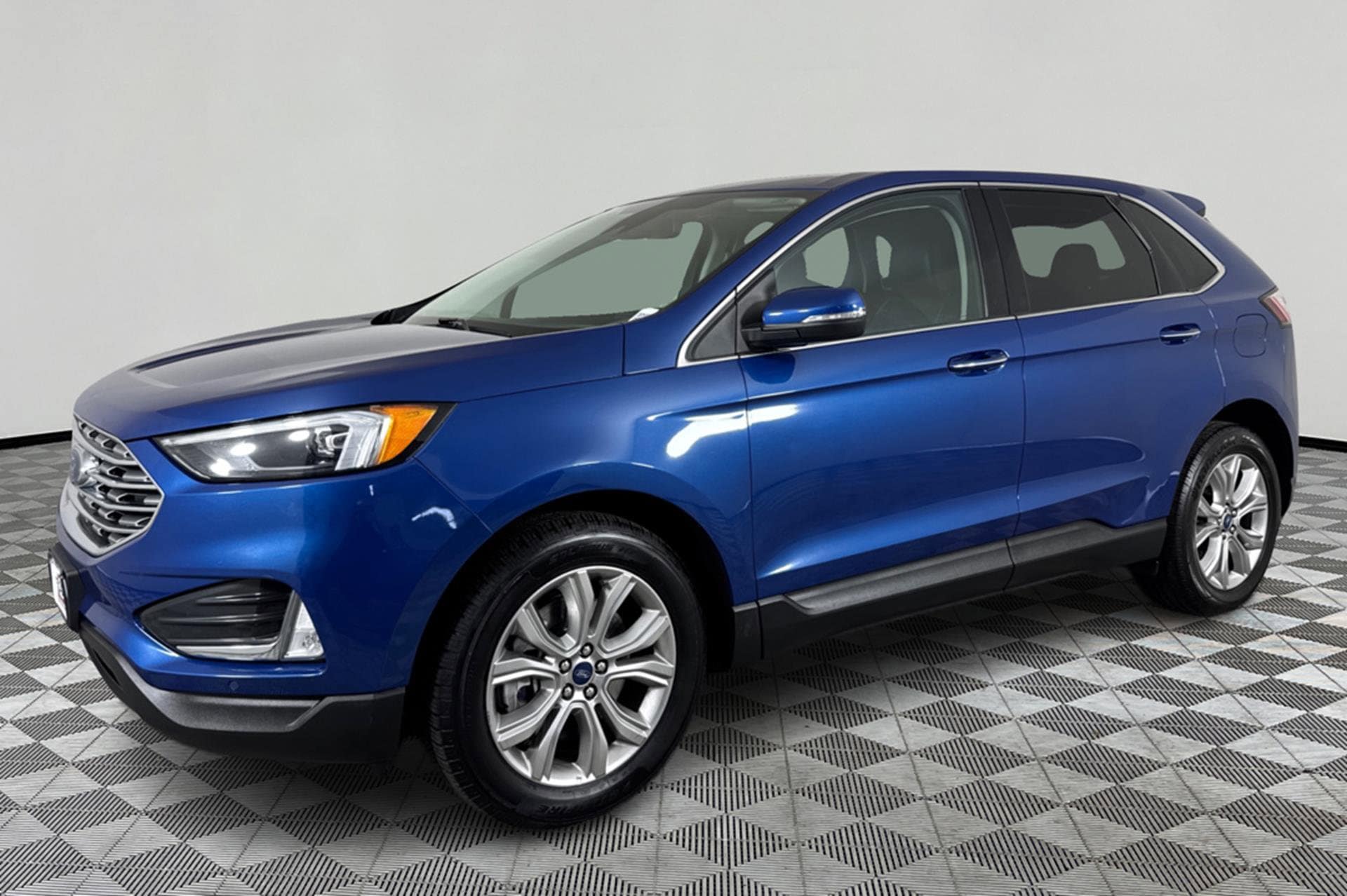 2022 Ford Edge Titanium's photo