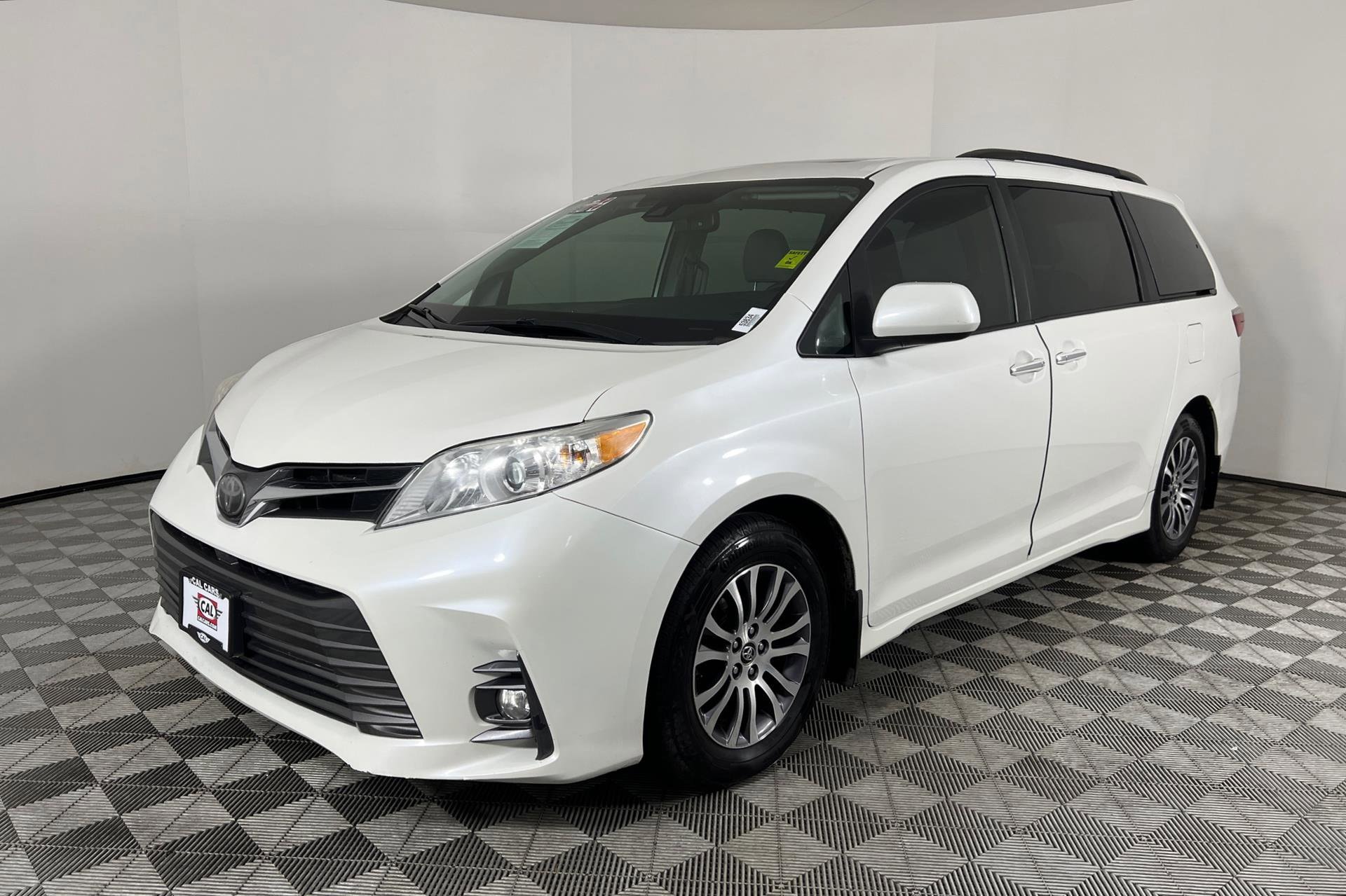 2019 Toyota Sienna XLE's photo
