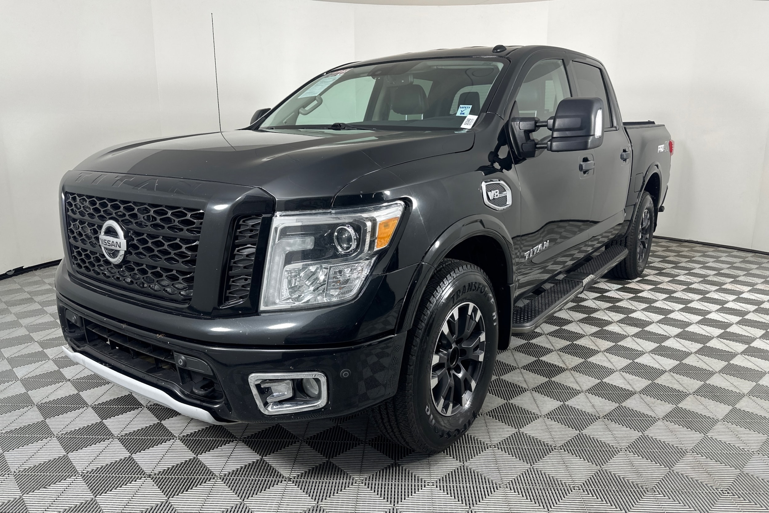 2017 Nissan Titan PRO-4X 4X4 Crew Cab's photo