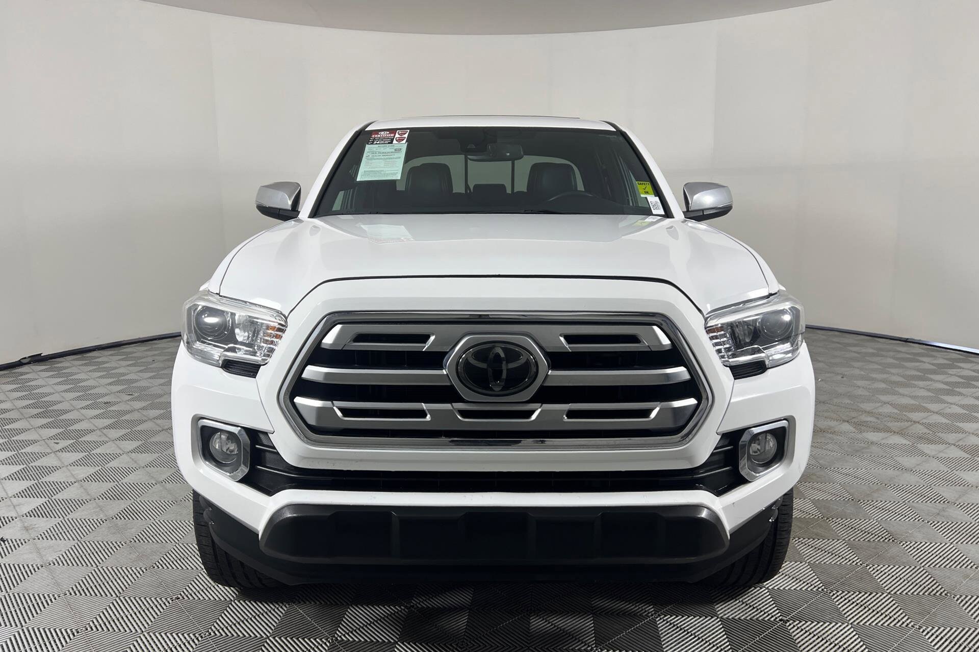 2018 Toyota Tacoma Limited V6 photo 2