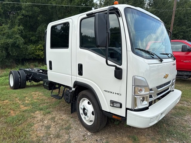 2026 Chevrolet Silverado 4500HD photo 2