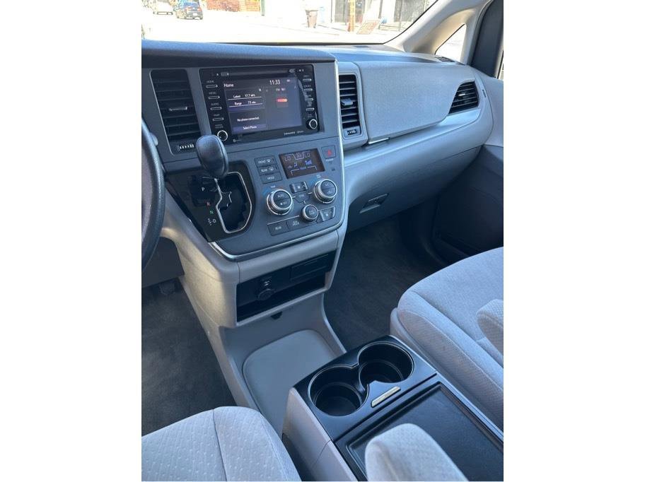 2019 Toyota Sienna LE - Photo 24