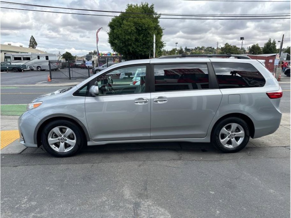 Used 2019 Toyota Sienna LE Minivan 4D Mini-van, Passenger