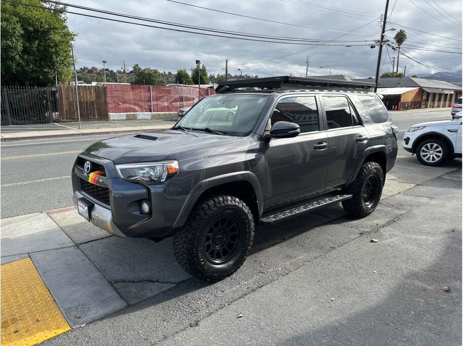 2018 Toyota 4Runner TRD Off-Road Premium photo 2