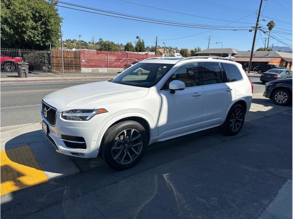 Used 2018 Volvo XC90 Momentum Sport Utility