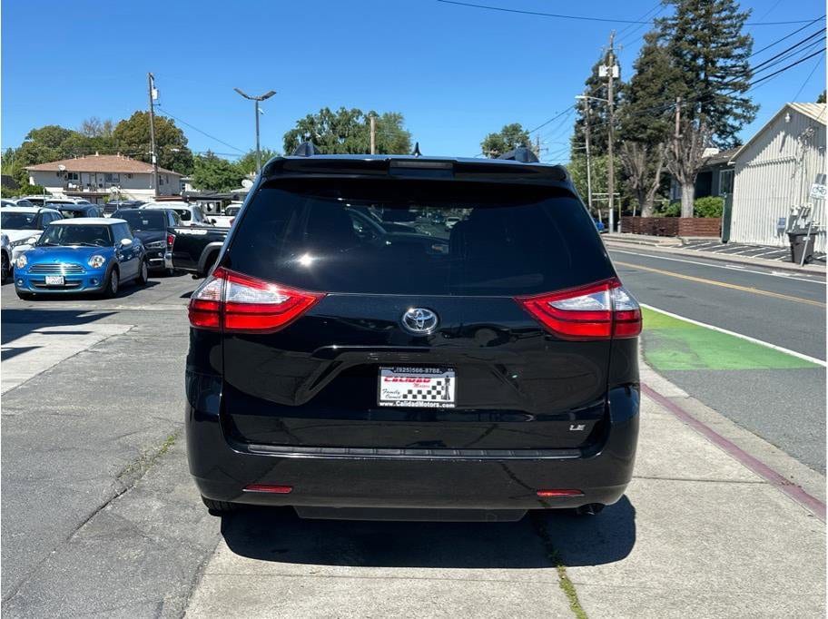 2019 Toyota Sienna LE - Photo 6