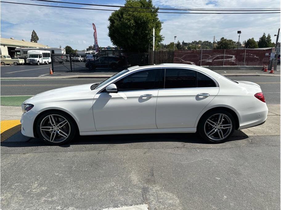 2017 Mercedes Benz E 300 Sedan photo 4