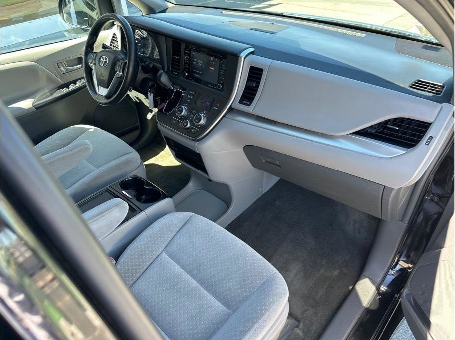 2019 Toyota Sienna LE - Photo 17