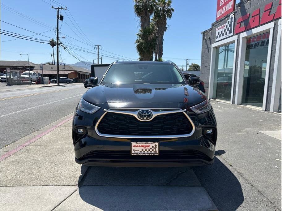 2021 Toyota Highlander XLE photo 2