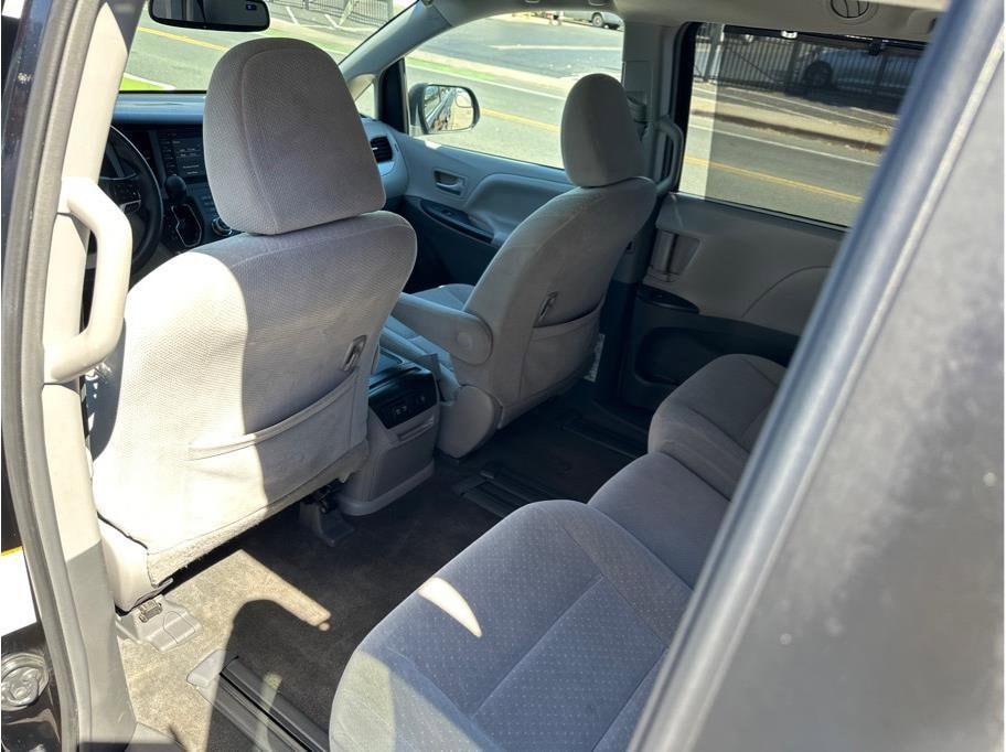 2019 Toyota Sienna LE - Photo 14
