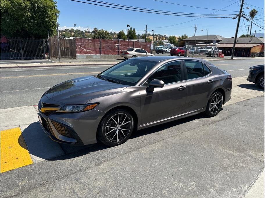 2022 Toyota Camry SE photo 3