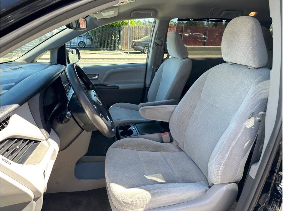 2019 Toyota Sienna LE - Photo 11