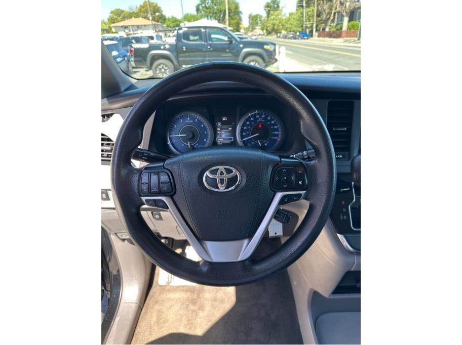 2019 Toyota Sienna LE - Photo 19