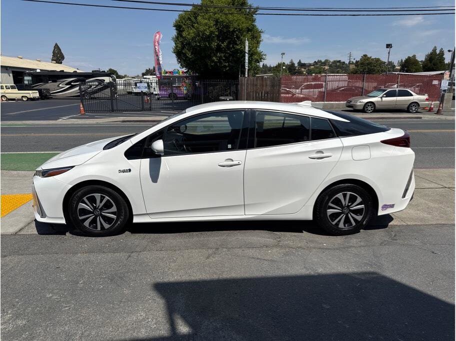 2018 Toyota Prius Prime Plus photo 3