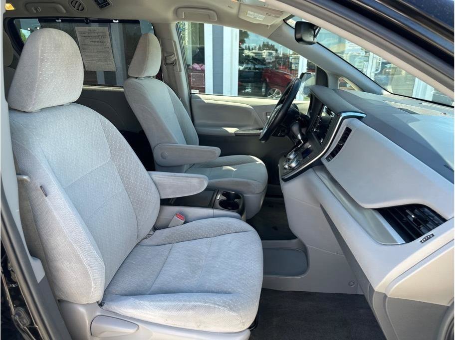 2019 Toyota Sienna LE - Photo 18
