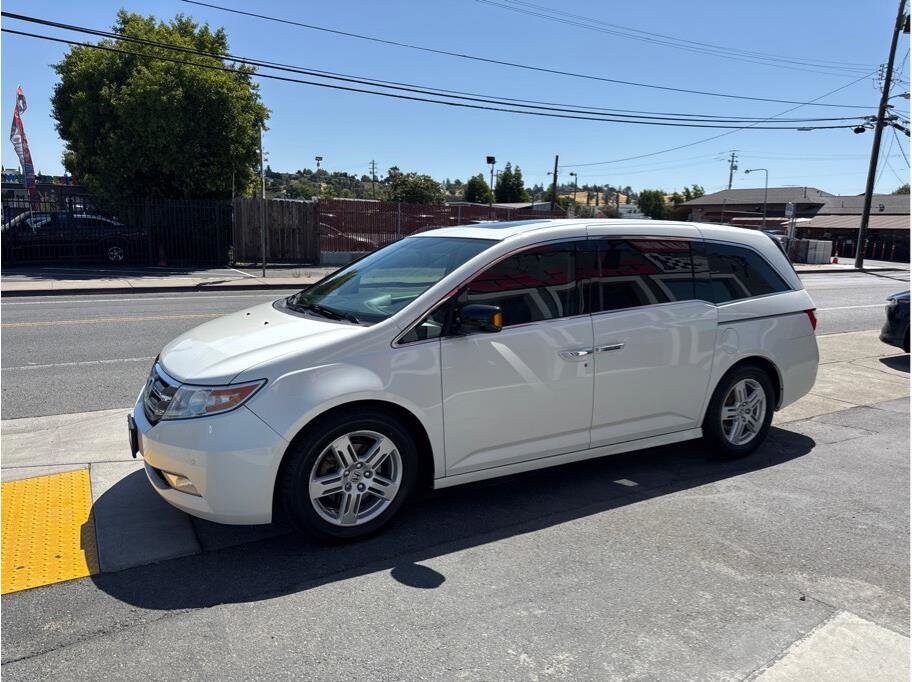2013 Honda Odyssey Touring photo 3