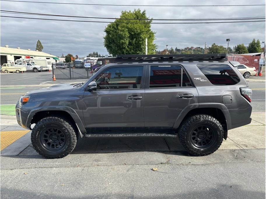 2018 Toyota 4Runner TRD Off-Road Premium photo 3