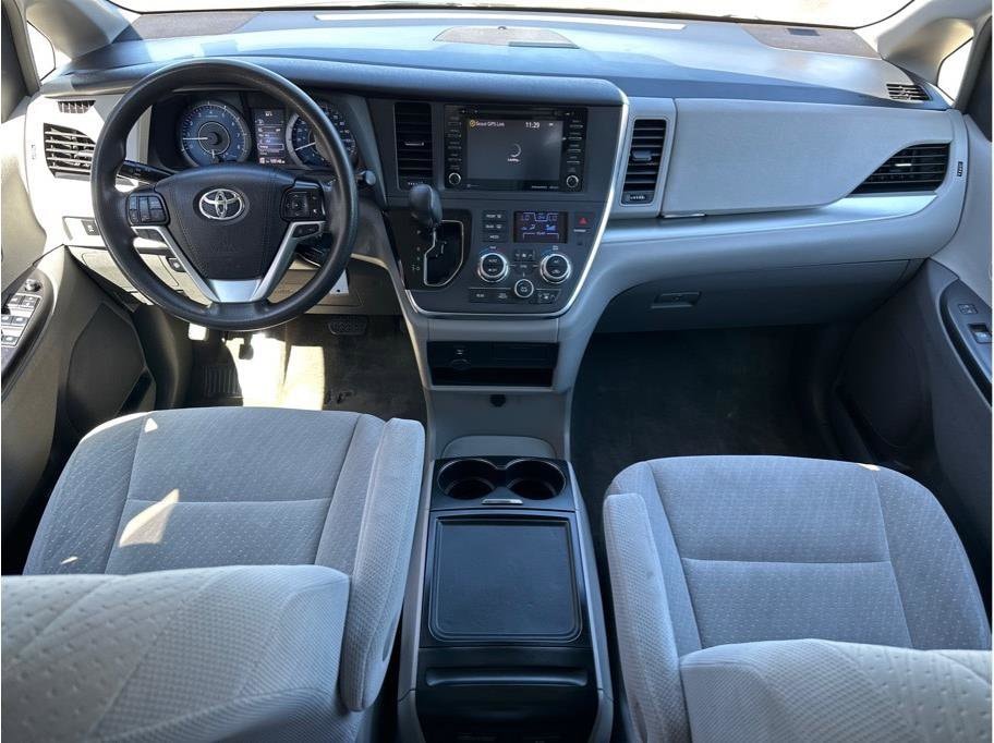 2019 Toyota Sienna LE - Photo 9