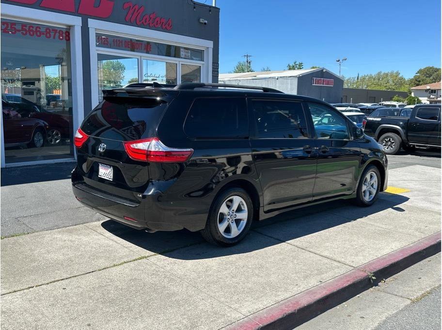 2019 Toyota Sienna LE - Photo 7