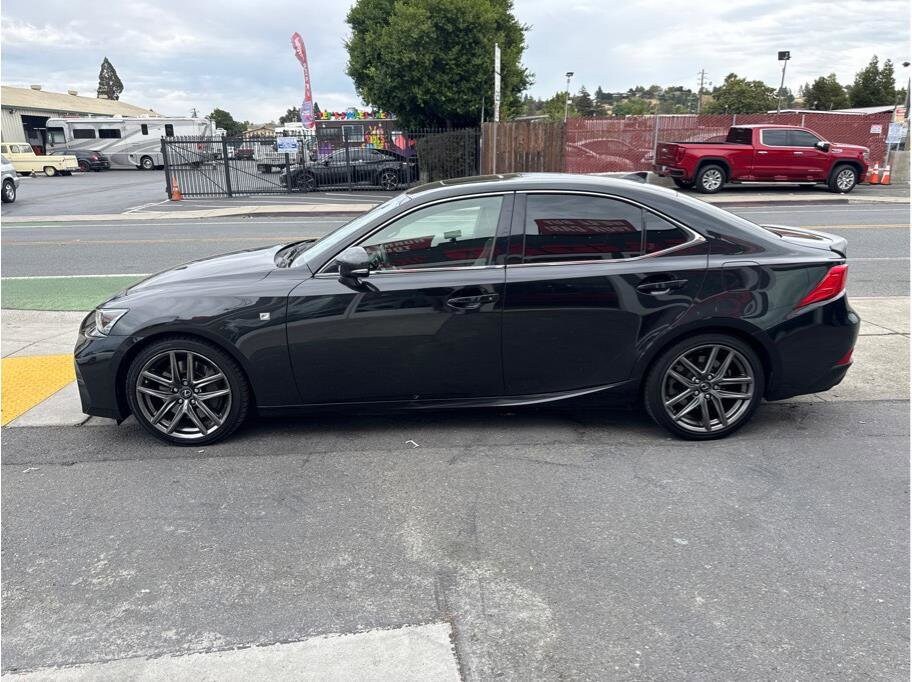 2017 Lexus IS 200t photo 4