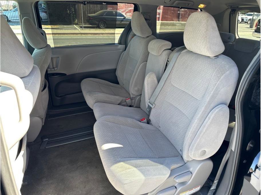 2019 Toyota Sienna LE - Photo 12