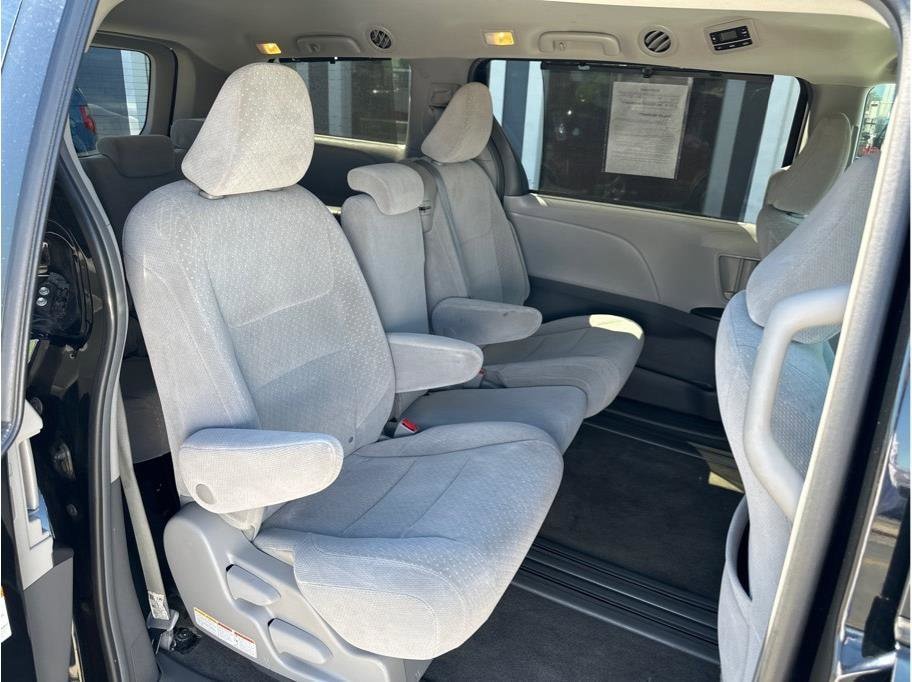 2019 Toyota Sienna LE - Photo 15