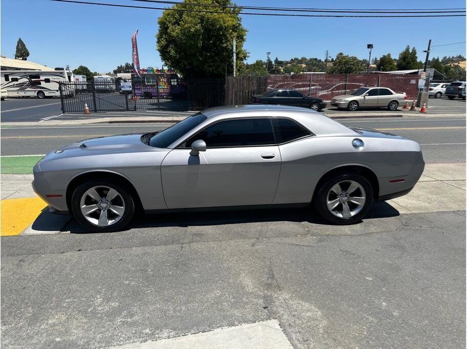 2016 Dodge Challenger SXT photo 4