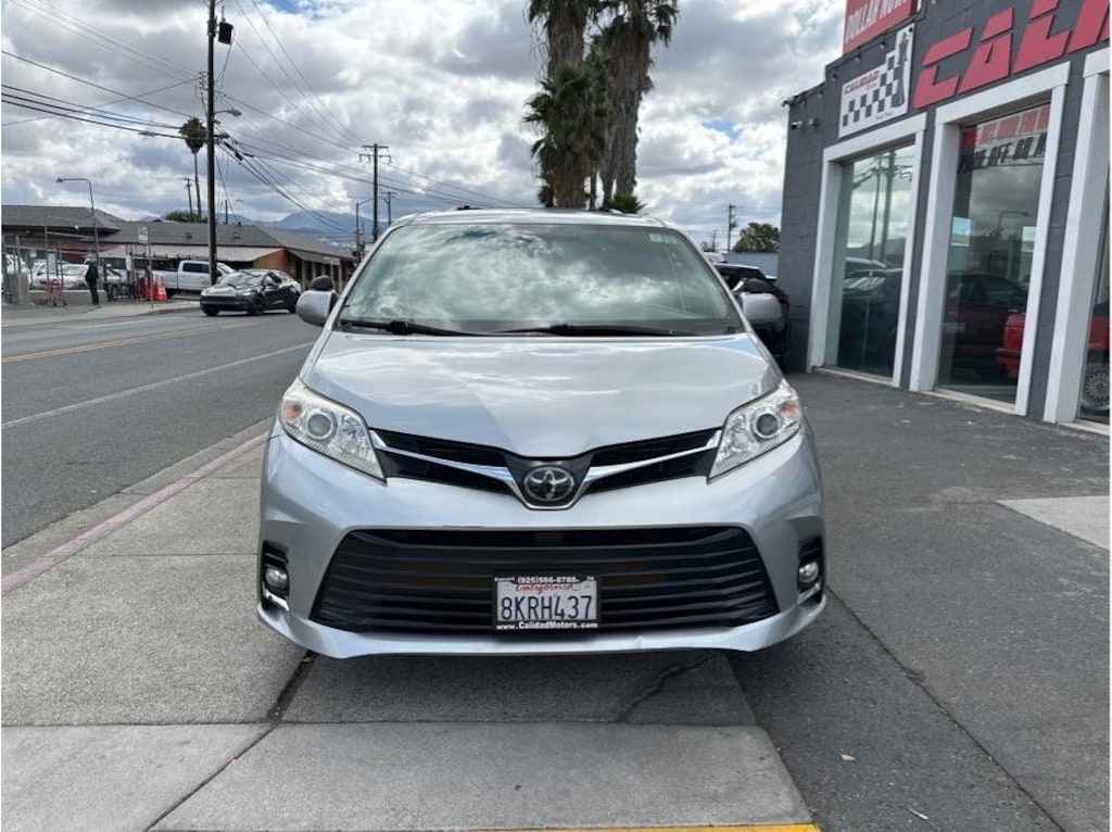 Used 2019 Toyota Sienna LE Minivan 4D Mini-van, Passenger