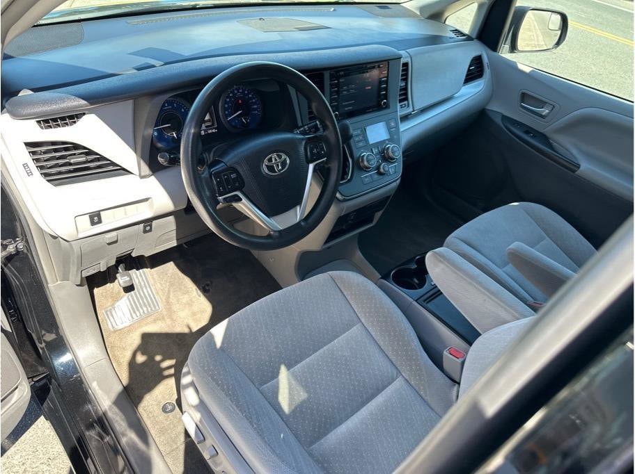 2019 Toyota Sienna LE - Photo 10