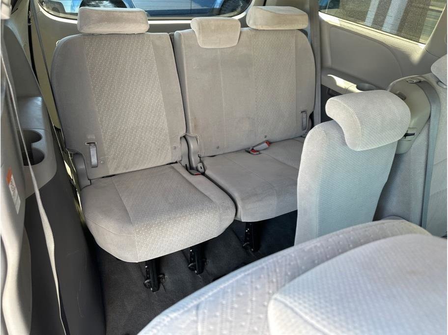 2019 Toyota Sienna LE - Photo 16
