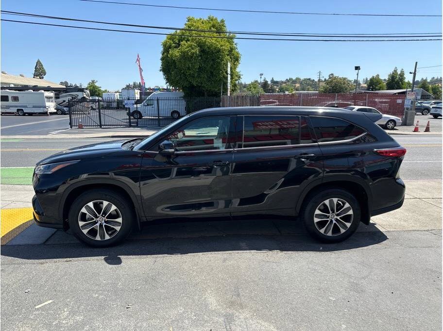 2021 Toyota Highlander XLE photo 4