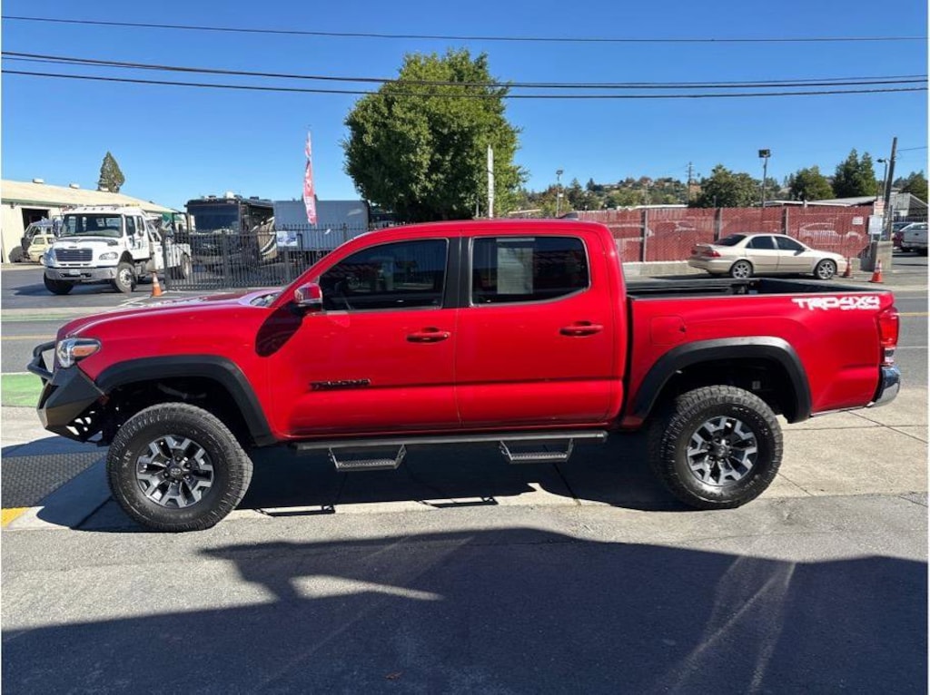 Used 2018 Toyota Tacoma SR5 Pickup 4D 5 ft Crew Cab Pickup