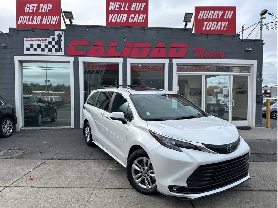 2025 Toyota Sienna XLE's photo