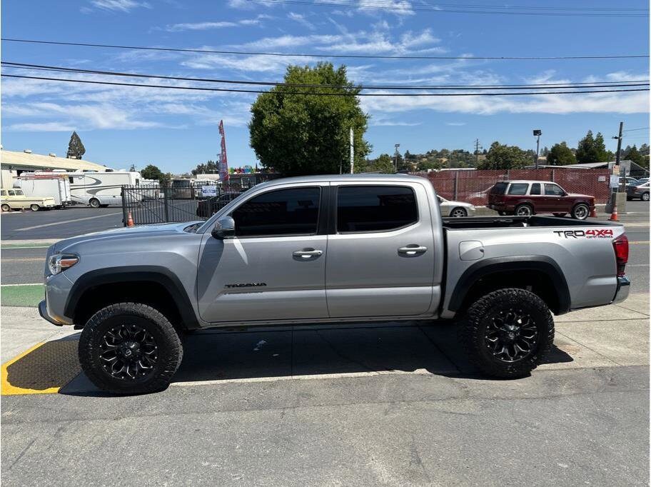 2018 Toyota Tacoma TRD Off-Road photo 2