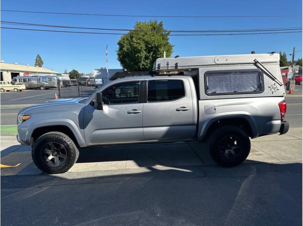 Used 2017 Toyota Tacoma TRD Sport Pickup 4D 5 ft Crew Cab Pickup