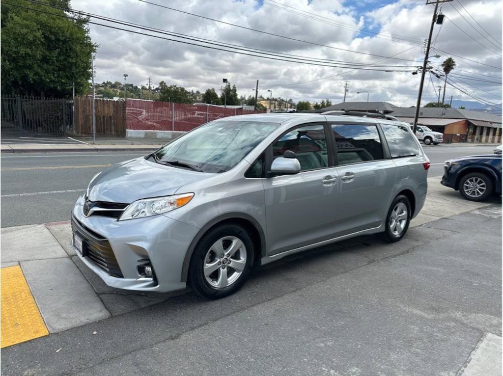 Used 2019 Toyota Sienna LE Minivan 4D Mini-van, Passenger