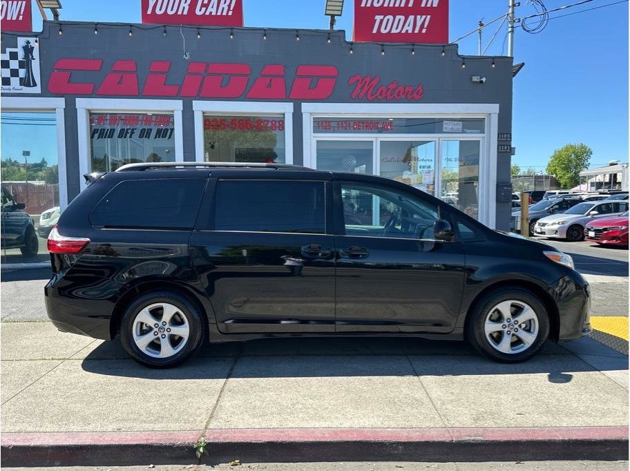 2019 Toyota Sienna LE - Photo 8